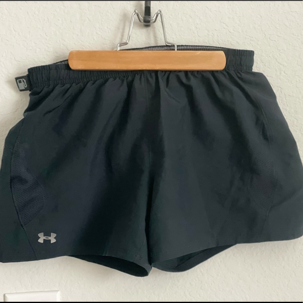 UNDER ARMOUR Black Running shorts w/ insert